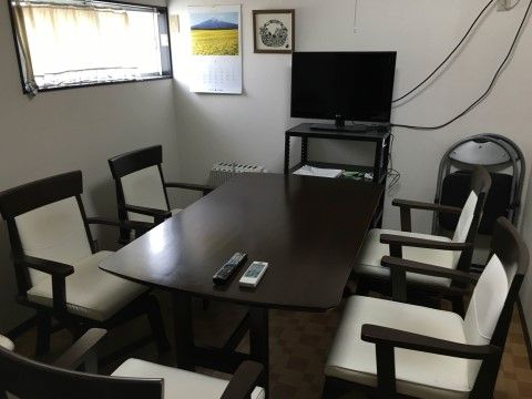 落ち着いた色合いのおしゃれな家具で統一されているリビングでは、入居者様に交流やテレビ鑑賞を楽しんでいただける。