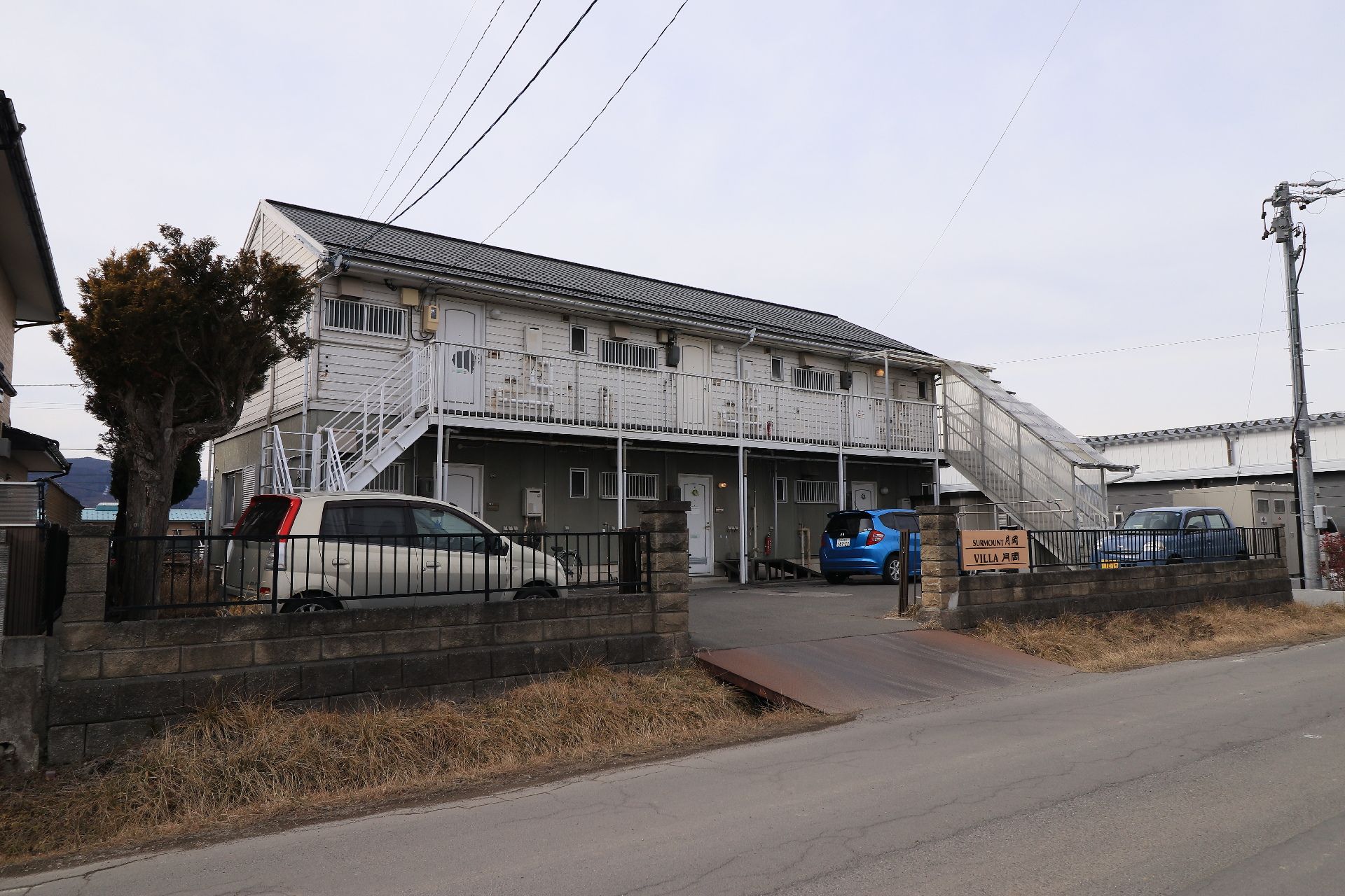 2階建ての建物と駐車場