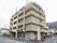 施設は住宅街にあり、近くに山がある。５階建てで、全ての階にベランダが設置されている。敷地内には、駐輪場が設けられている。