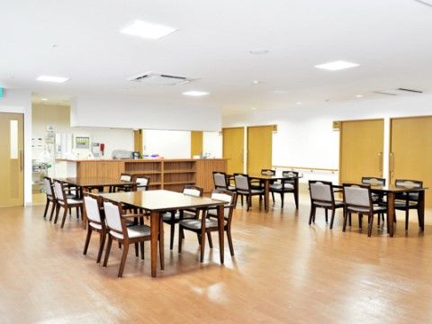 4人掛けのテーブルが複数設置された共有スペース