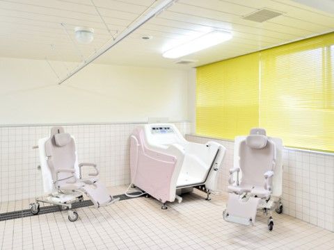 介護用の機器が設置された浴室