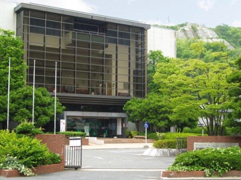 緑に囲まれた南区スポーツセンターの建物