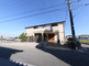 静かな住宅街にある施設の外観