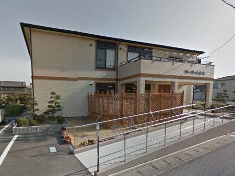 落ち着いた雰囲気のホーム外観である。スロープが設置されており、車椅子をご利用の方にも行き来のしやすい設計となっている。