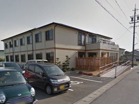 来訪者様にもご利用していただける駐車場は、ホームの建物に隣接しており、お車と建物の行き来がしやすくなっている。