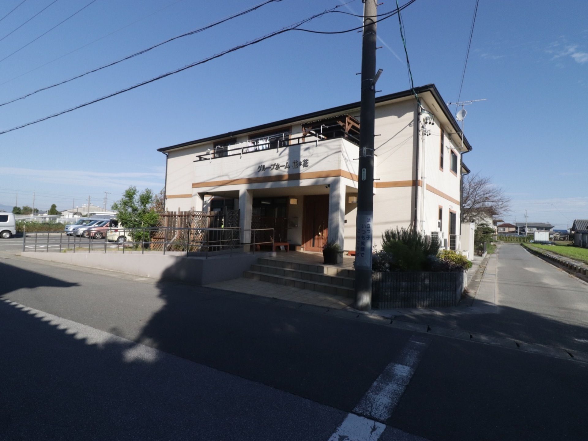 施設は道路の脇に建つ二階建ての建物である。二階にはベランダを設置し、前面に施設の名称を大きく表示している。