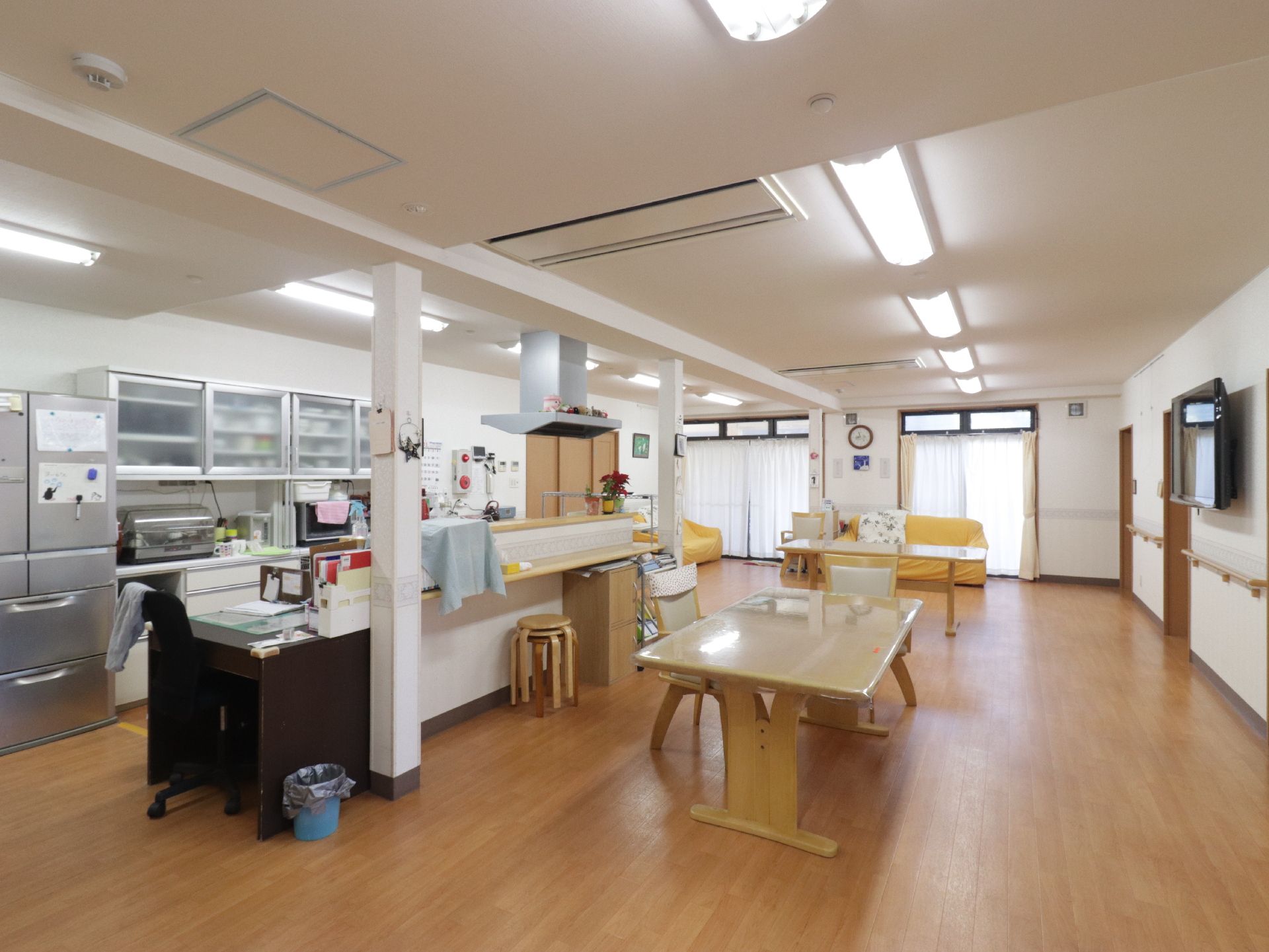 真ん中にカウンターがあり、その向こうがキッチンになっていて、手前にテーブルが置かれたスペース
