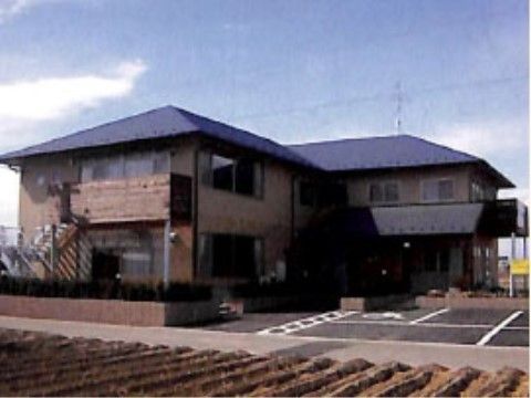 2階建ての施設で、来訪者様用の駐車場が完備されている。周囲はのどかな畑がひろがる、静かな環境である。