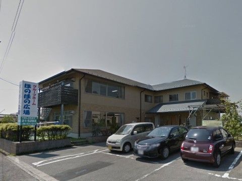 ブラウンを基調とした建物で、周囲の建物とも調和がとれている。家庭菜園があり、野菜などを栽培し収穫できる。