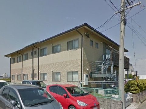 施設専用の駐車場が完備され、来訪者様も気軽にお車でお越しいただくことができる。マンションのような外観の施設である。