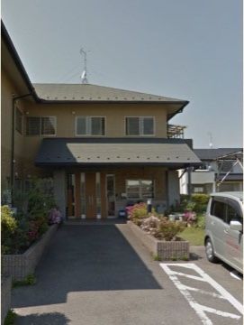 玄関アプローチの両脇には手入れの行き届いた季節の花々などが植えられた花壇があり、身近に季節の移り変わりを感じることができる。