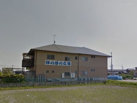 近隣には田畑や住宅がひろがり、静かでのどかな環境である。2階建ての建物で、マンションのような外観である。