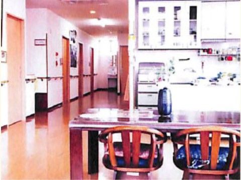 居室からすぐにアクセスできる場所にリビングがあり、自然と人が集まりやすい。栄養バランスに配慮したお食事を召し上がっていただける。