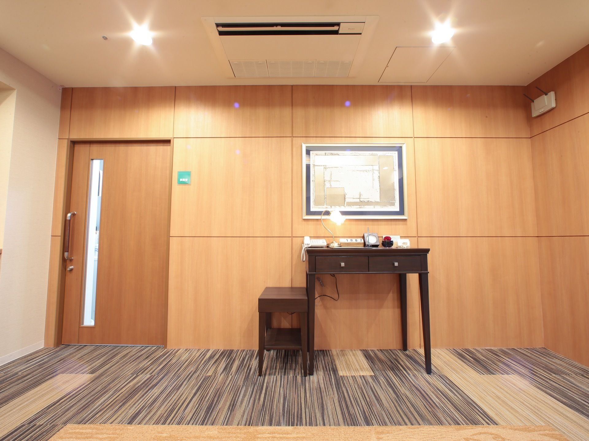 施設内のフロアガイドや連絡用の電話が配置されたスペース