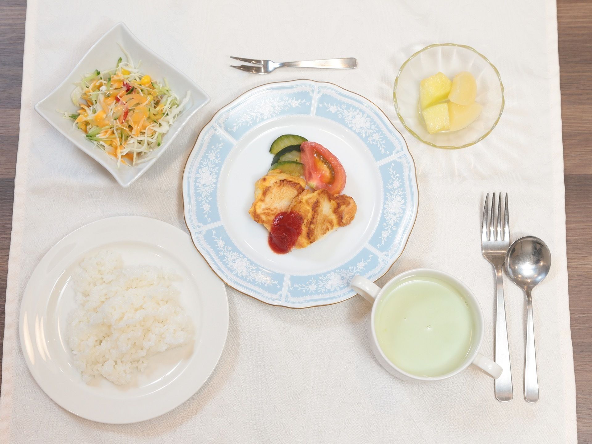 配膳や盛り付けも美しい、レストランで出るような洋食