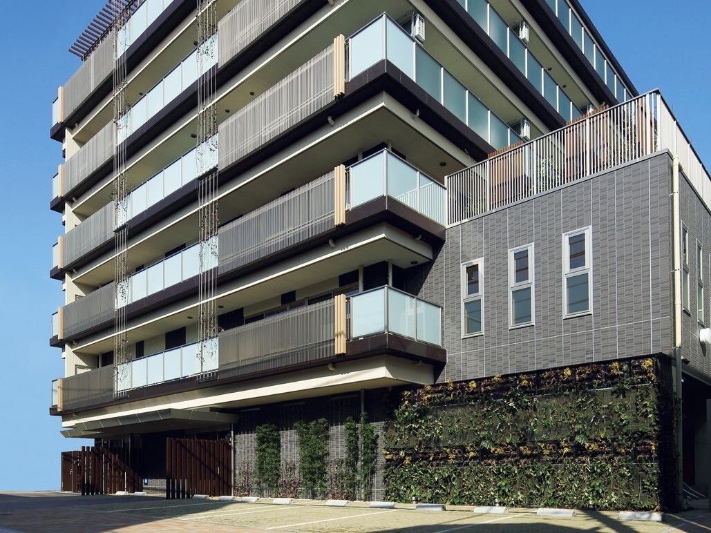 屋上を設けた、高級マンションのような落ち着いたカラーの施設の外観