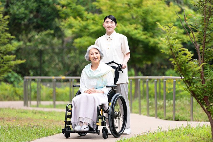 テーブルの上にかるたを並べて、かるた取りをしている入居者