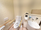 バリアフリーの清潔なトイレ設備