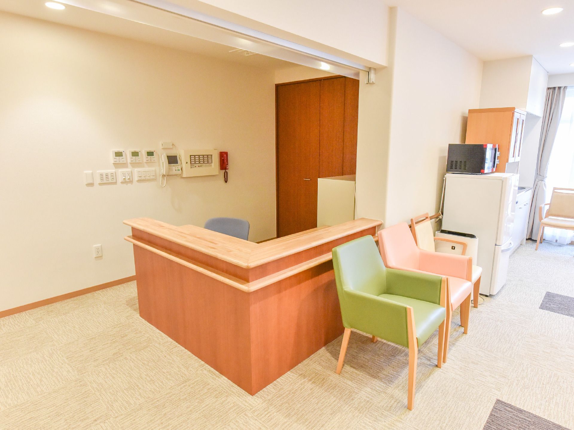 入居者が楽しく談笑している姿を常に見ておけるスタッフ常駐スペースがある。入居者の手助けが必要な際にはすぐに対応できる。