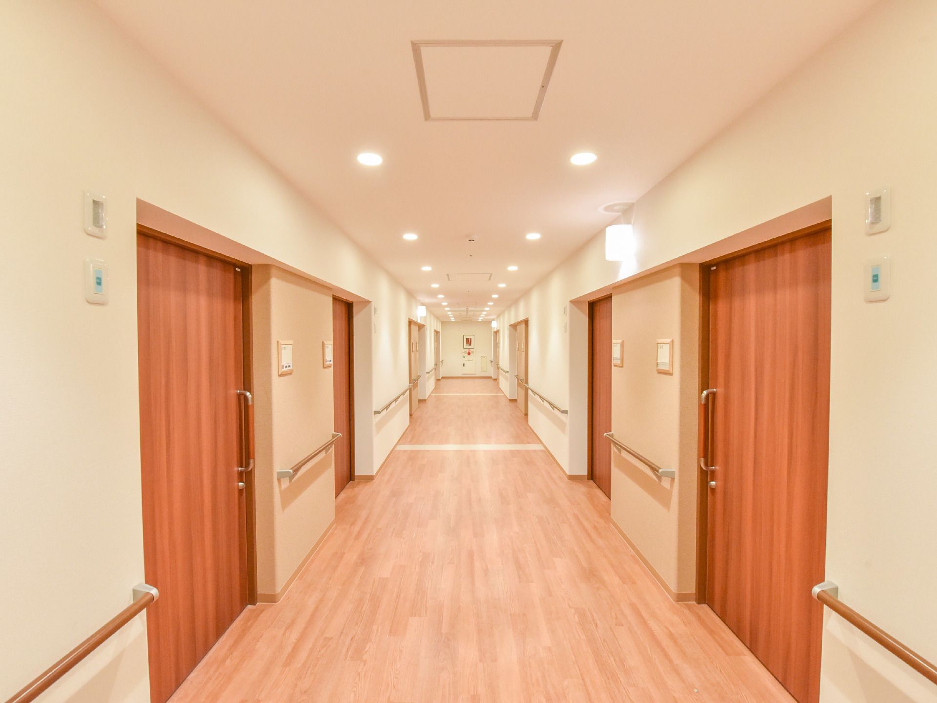 廊下は奥まで長い直線になっている。部屋から出ればすぐにわかるよう考えられている。手すりも完備がうれしい。