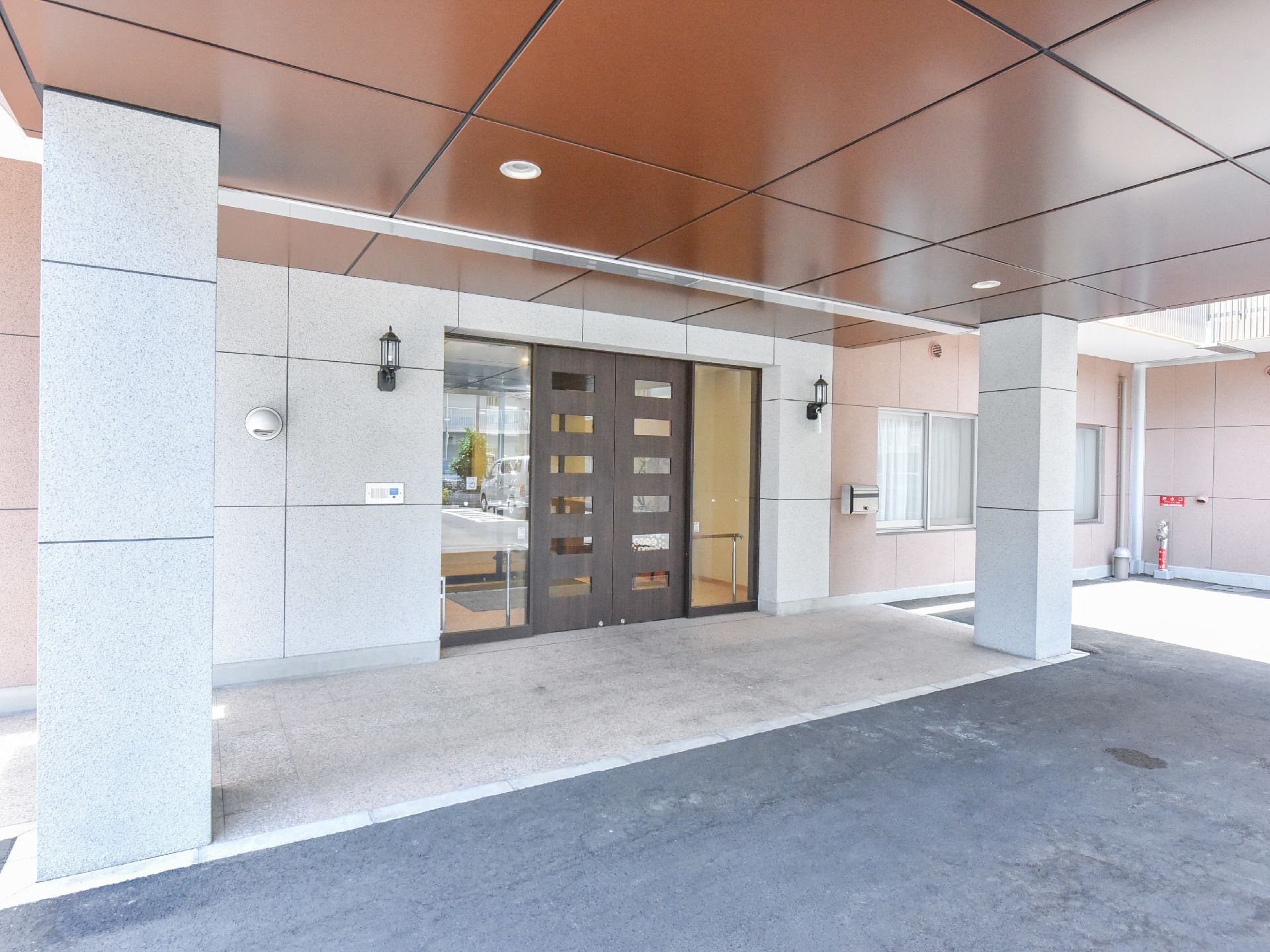 施設の玄関外には屋根があり、天候が悪くても施設への出入りがしやすいよう配慮されている。またバリアフリーになっている。