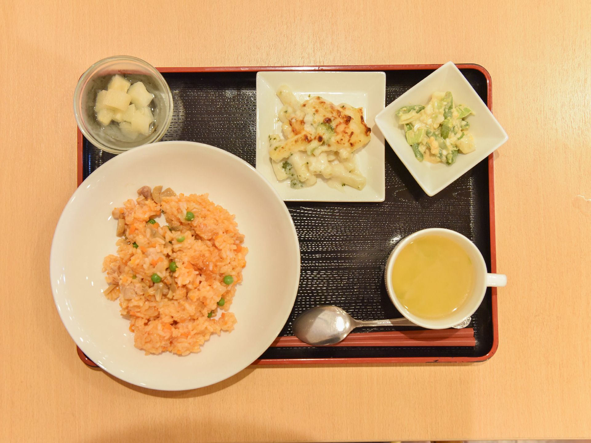 食べやすく作られた施設の食事。お盆の上にはケチャップライスやマカロニグラタンなど、洋食のメニューが並んでいる。