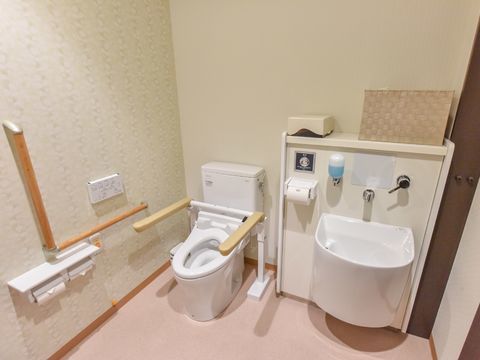トイレは壁紙もかわいくて、とても清潔感がある。オストメイト用の手洗い場も完備してある。手すりも設置してあり、とても利用しやすい。