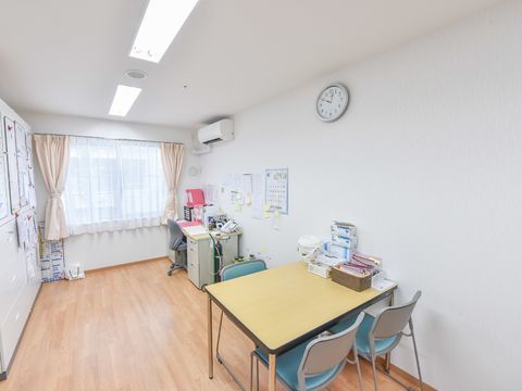 緊急時に対応できるようスタッフは常に用意している。机やテーブルの上には荷物を置かず、きれいに整頓している。
