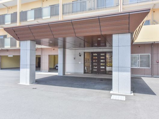 施設正面玄関