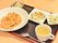 黒塗りのお盆の上に、メインの料理と副菜が2品、マグカップとデザートが並んでいる。栄養バランスや彩を考えて作られている。