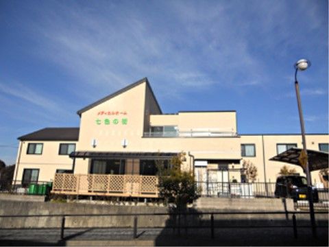 2階建てのサービス付き高齢者向け住宅の外観
