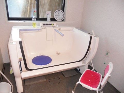 介護用の機器が設置された浴室