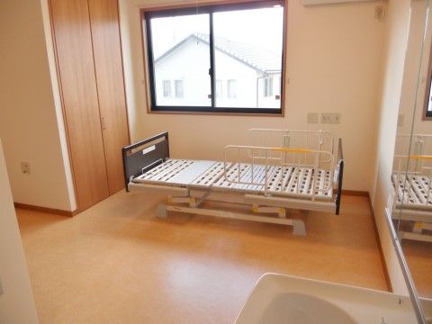 窓辺にベッドが設置された居室