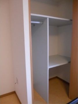 居室についている背の高いクローゼットは、長いコートやガウンなどを折りたたまずかけることができる。何段かに区切られているため使い勝手が良い。