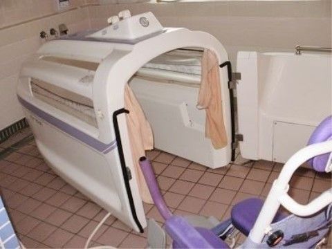 施設の浴室には最新の機械浴槽を配置しているため、入浴が困難な入居者様もいつもきれいな体を維持することができる。
