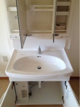 それぞれの居室には洗面台も完備されている。洗面用具の収納も多く、使い勝手が良い自分専用のスペースとなる。