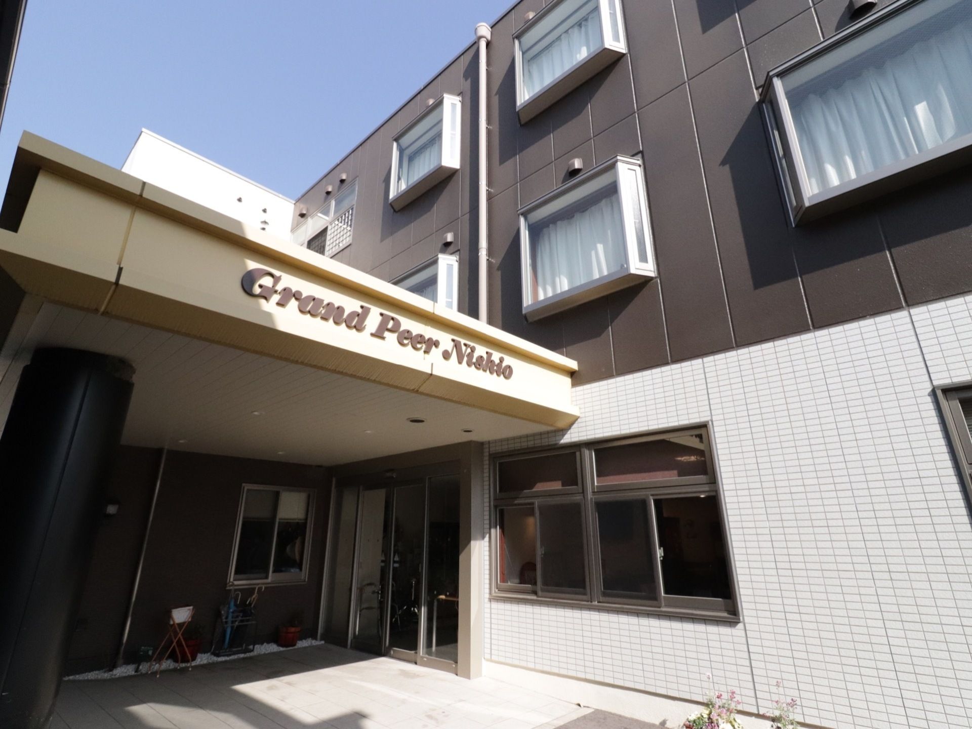 モノトーンの外壁がシックでホテルのような外観の施設になっている。全館バリアフリー対応で、安心して生活ができる。