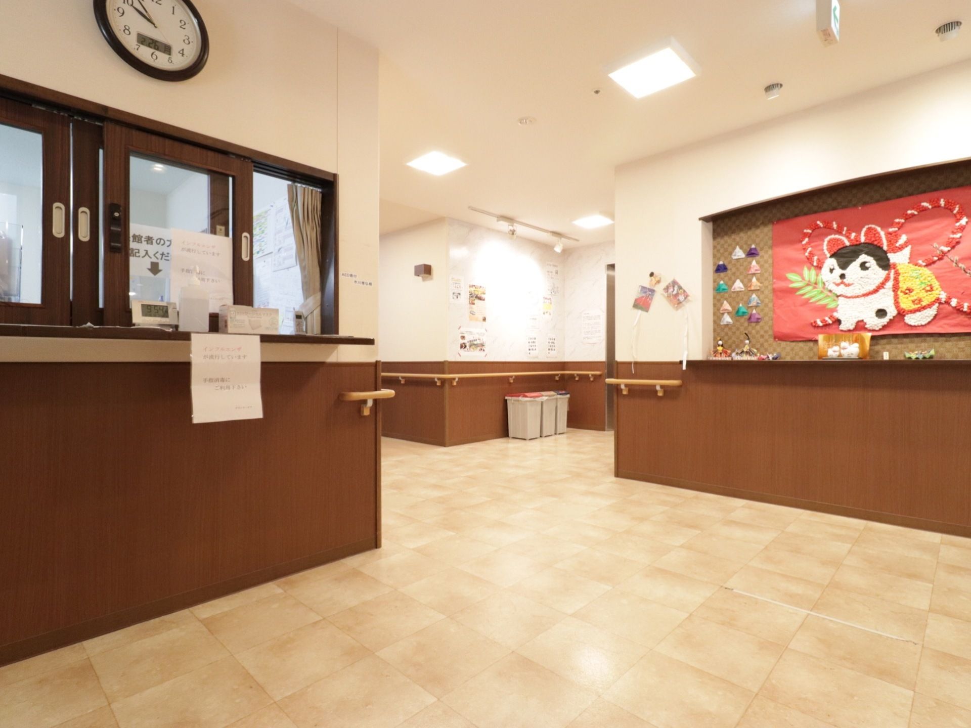 玄関を入るとすぐ横に施設受付がある。面会や施設見学の方は気軽にスタッフに声をかけて、中に入ることができる。