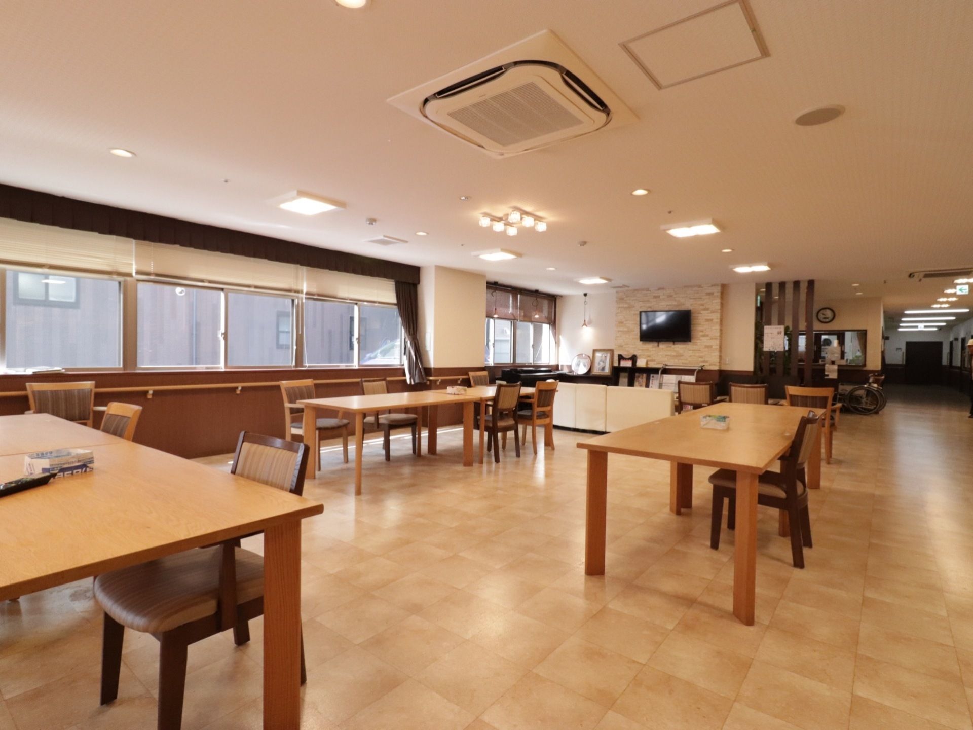 レストランは明るく広々した開放的な空間となっている。栄養バランスの取れた食事を召し上がることができる。