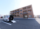 介護施設の外観と駐車場
