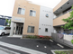 介護施設のエントランスと周辺環境