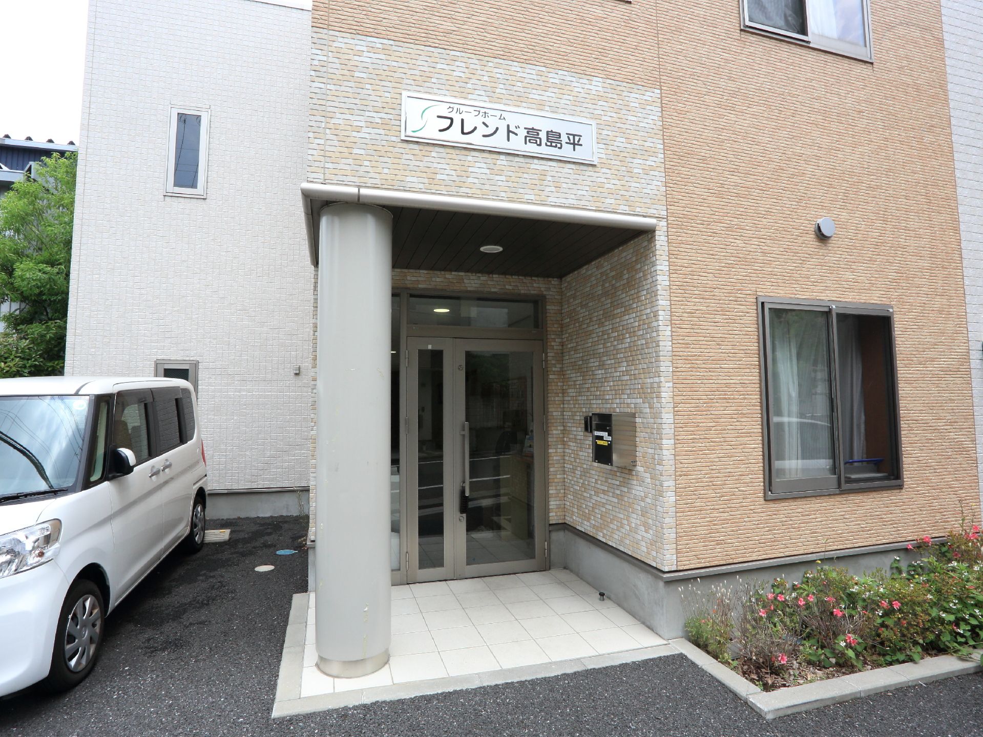 駐車場から近い場所にエントランスがあるのでクルマの乗り降りが容易。また段差もなく車イスの人でも安心できる。