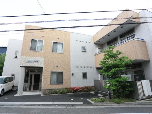 高めのフェンスがある1階