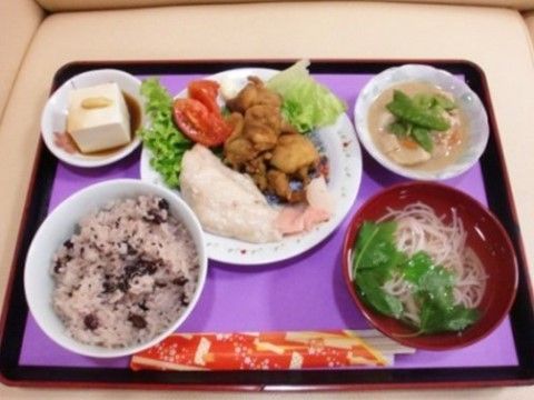 「フレンド高島平」のお食事。色彩が良く、バランスの取れた美味しい食事を提供する。