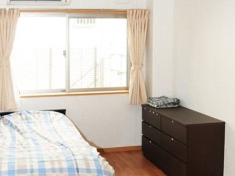 「フレンド高島平」の居室。２面の窓に日差しが入り、ベッド、収納、エアコン完備をし住みやすい状態を作っている。