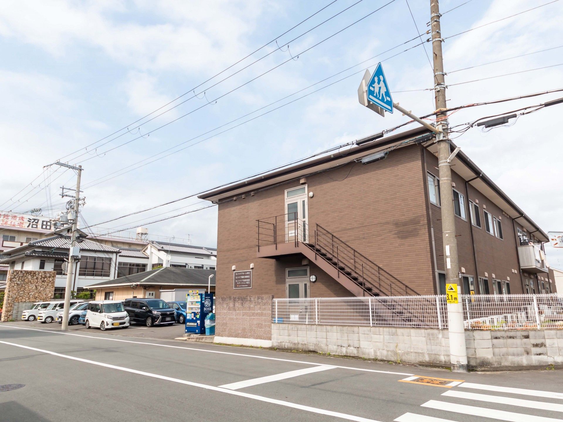 ゆったりとした外観の建物