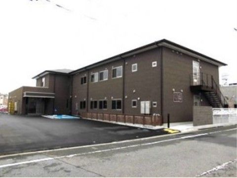 建物の入り口に近いところは車椅子専用の駐車場である。建物の入り口まではずっとフラットで、入り口には屋根がある。