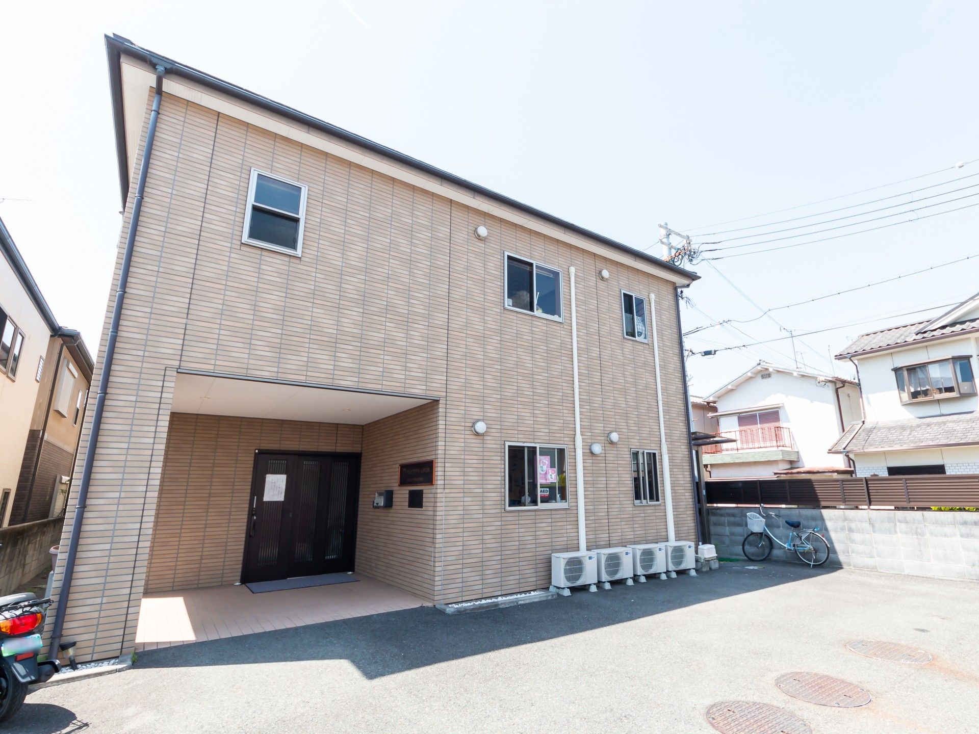 明るい外観の建物入口