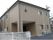 落ち着いたベージュ色の壁をした総2階の建物である。建物への入り口は、1階部分をくり抜いたようなデザインになっている。