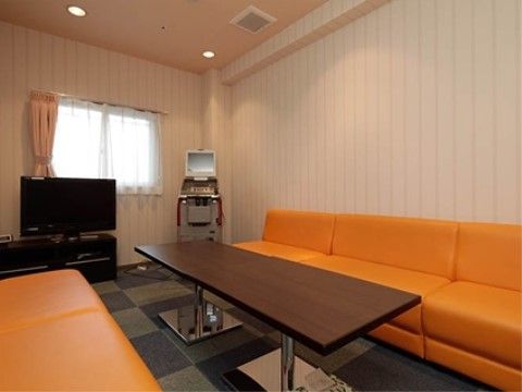長いソファーセットの置かれたカラオケルームが完備されている。入居者のコミュニケーションやストレス解消に利用できる。